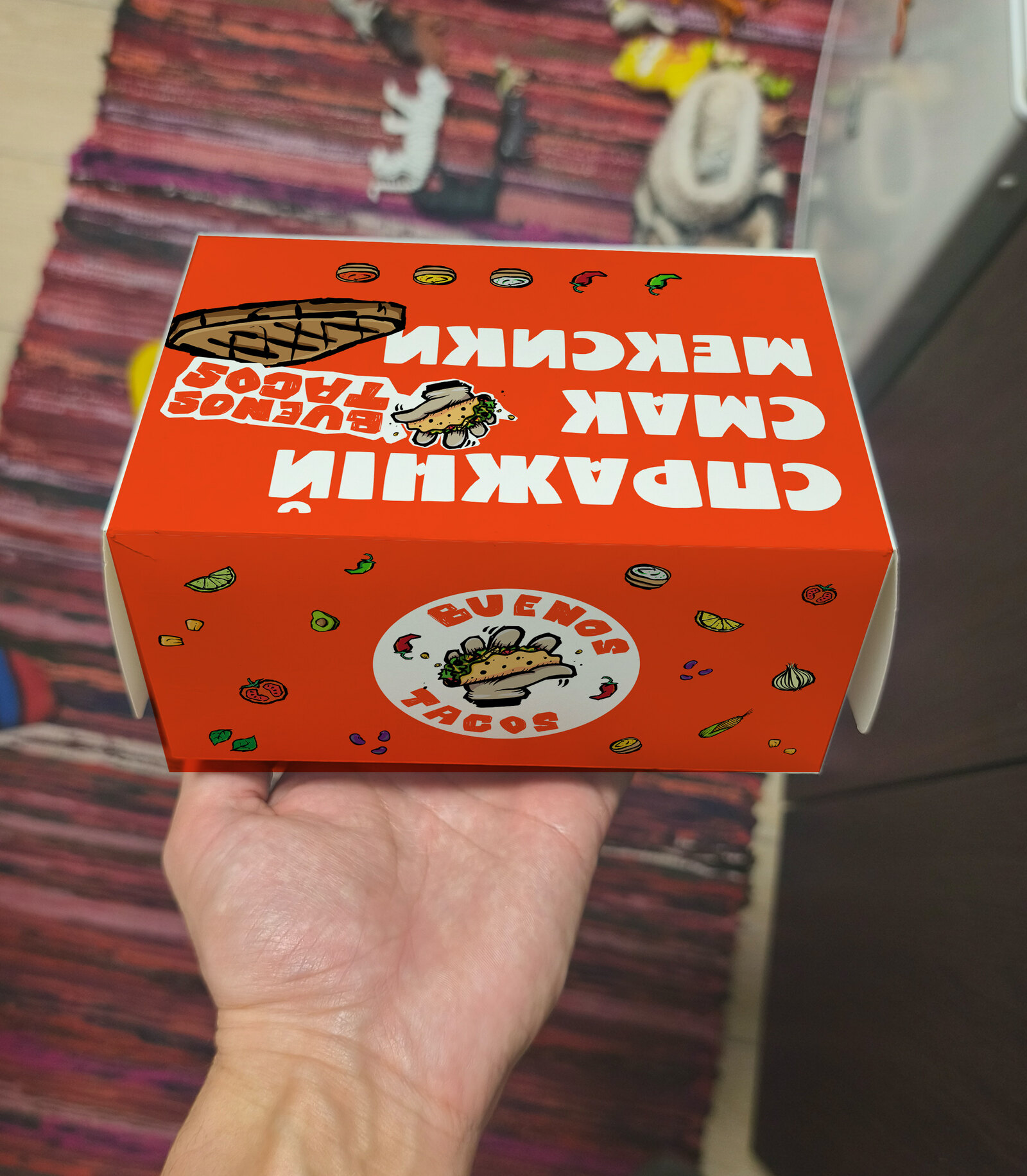to samo pudełko w czerwieni chilli, z ukraińskim hasłem przez całe wieko